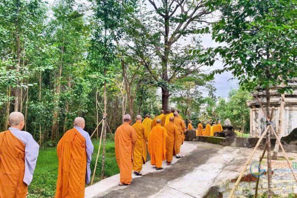 Các sư trong ngày Giỗ Hòa Thượng Không Tín Kế Châu và tảo tháp ngày 4 tháng chạp 2025