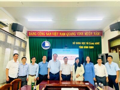 Nguyễn Thị Xuân Lan, CEO Golden Life Travel, mặc áo vét màu trắng kem, đướng thứ 4 trong ảnh, đếm từ bìa phải sang trái